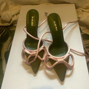 Alias Mae size 40 bow heels
